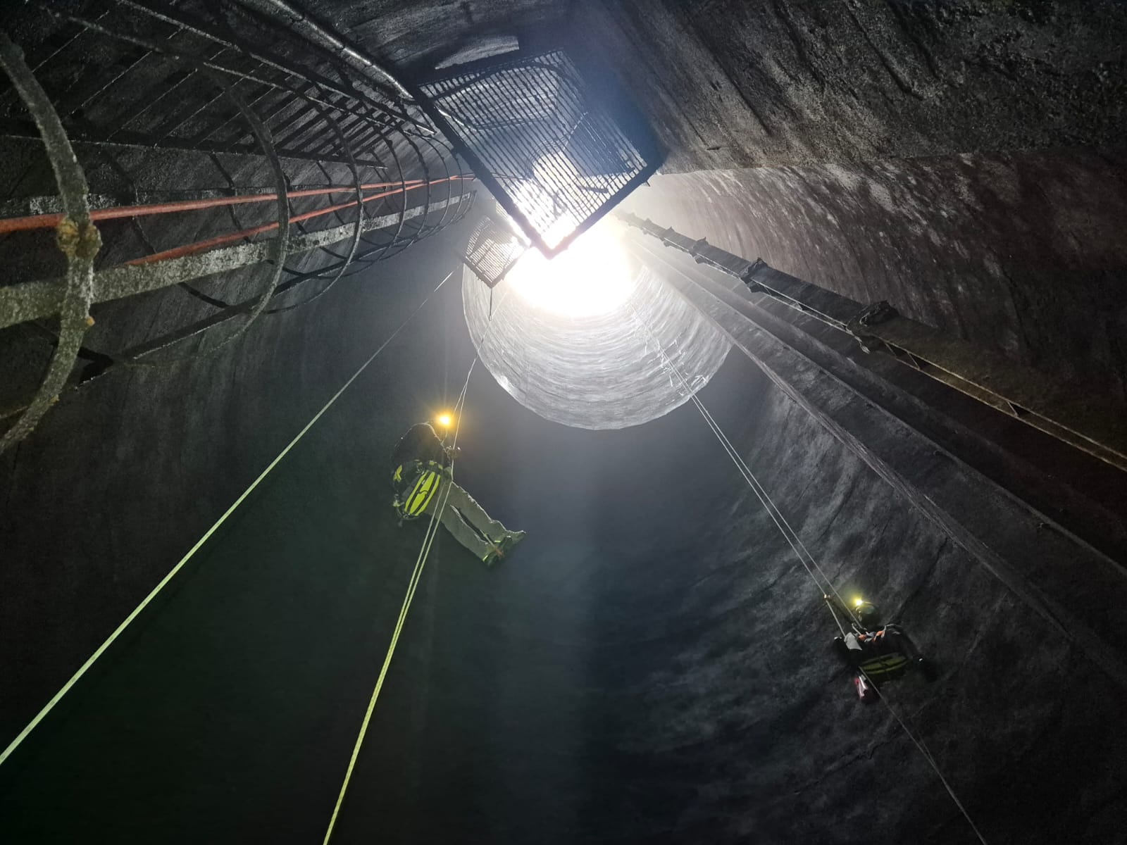 Descente en rappel cheminée industrielle